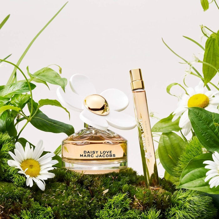 Marc Jacobs Beauty
Daisy Love Eau de Toilette Travel Spray with White Florals & Driftwood 10ml