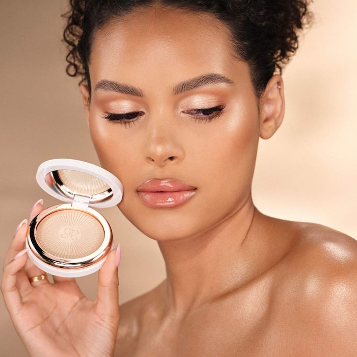 Anastasia Beverly Hills
Glow Seeker Champagne Gold Powder Highlighter Color: Sun Idol - champagne gold