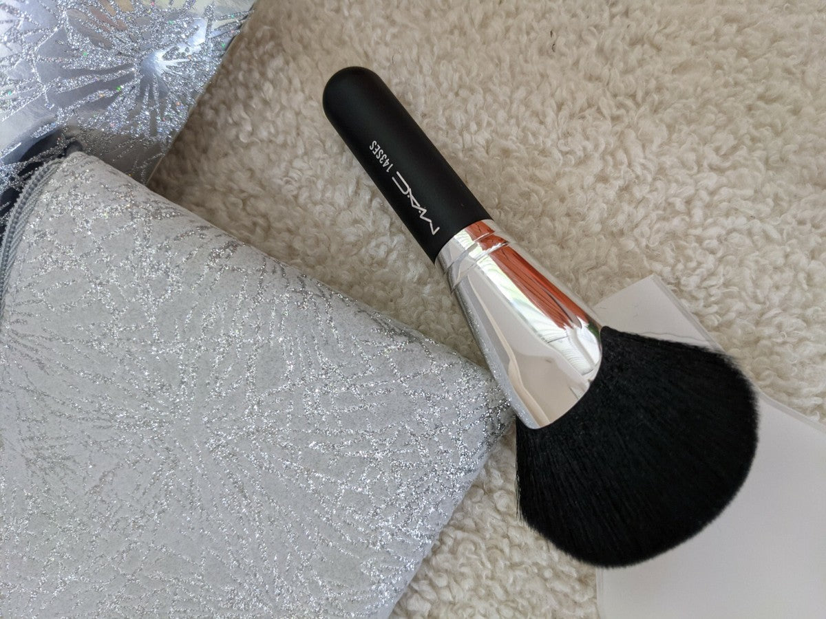 MAC Bronzing Medium Fan Brush 143SES Synthetic Black