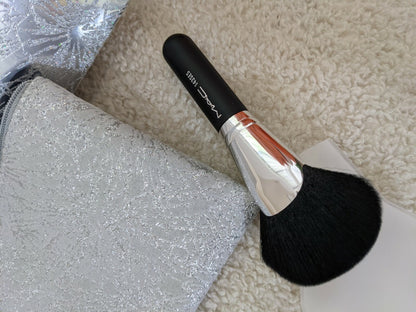 MAC Bronzing Medium Fan Brush 143SES Synthetic Black