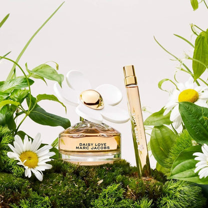Marc Jacobs Beauty 
Daisy Love Eau de Toilette Travel Spray with White Florals & Driftwood 10ml