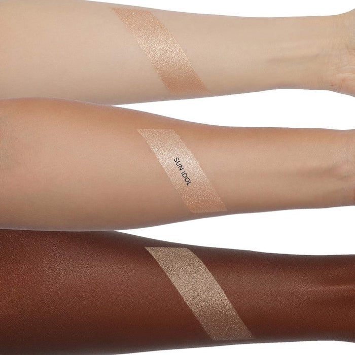 Anastasia Beverly Hills
Glow Seeker Champagne Gold Powder Highlighter Color: Sun Idol - champagne gold